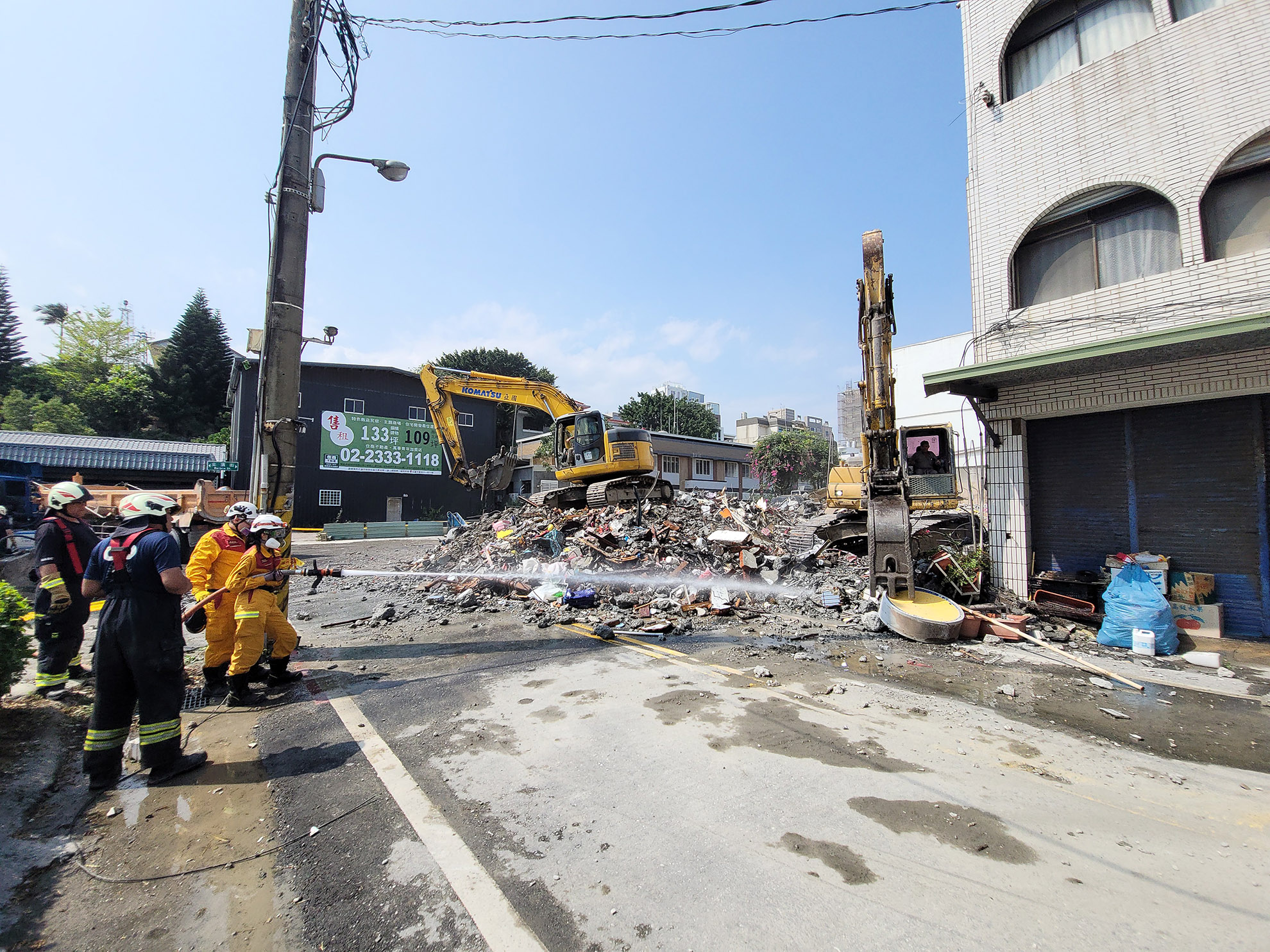 Le lendemain du tremblement de terre, l'immeuble de quatre étages était déjà démoli 